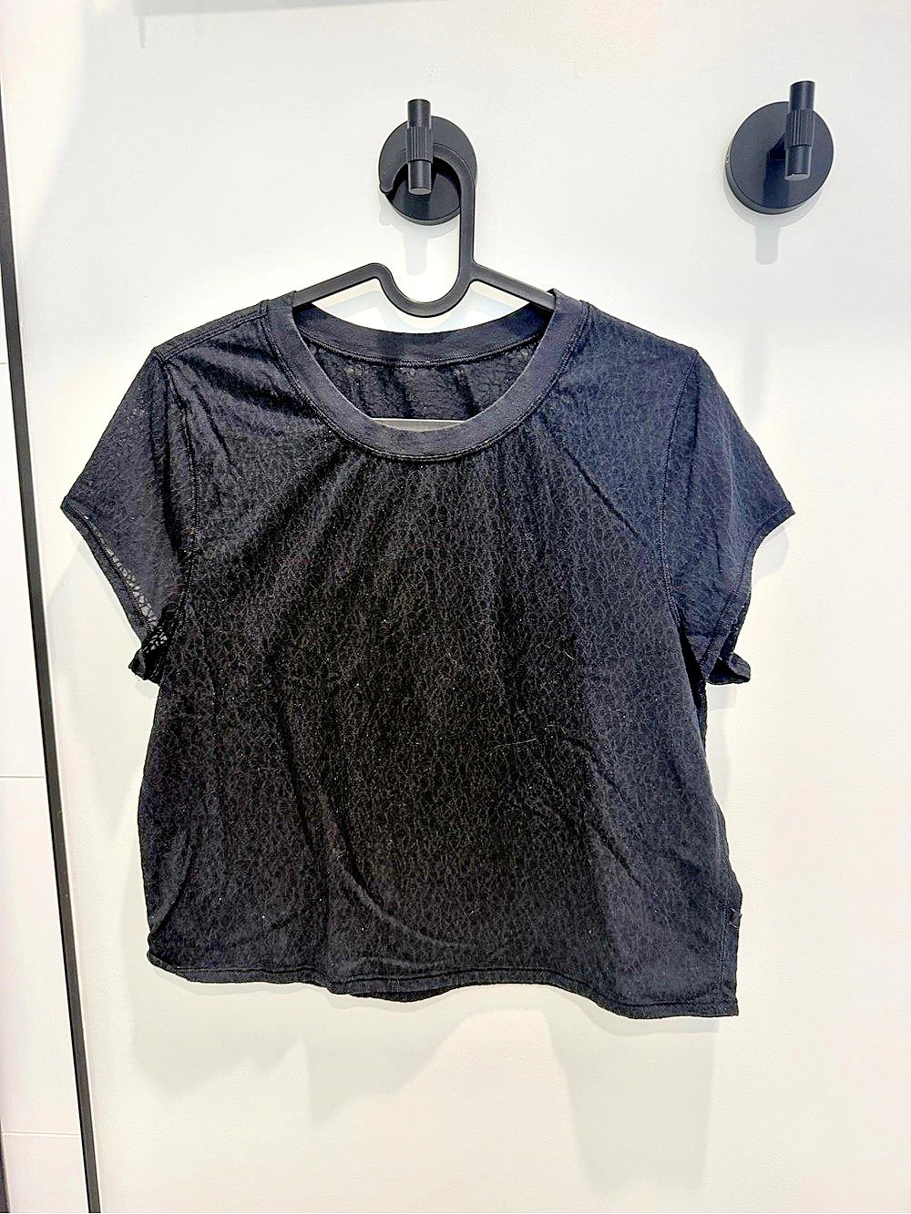 Lululemon Cropped Short Sleeve Tee in Black